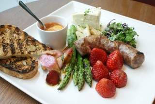 Thierry Rautureau Chef Interview v.13 sausage strawberries loulay thierry rautureau andrea coan 320x214 Thierry Rautureau Chef Interview v.13